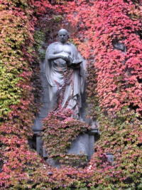 Statue vor der Staatsbibliothek Berlin, Unter den Linden, 2003